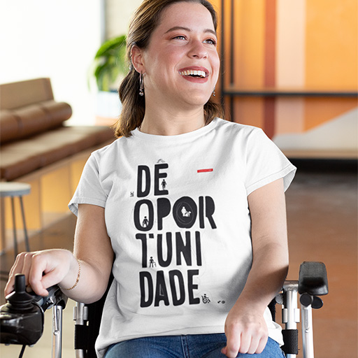 foto_camisa__0001_t-shirt-mockup-of-a-smiling-woman-using-a-wheelchair-32531