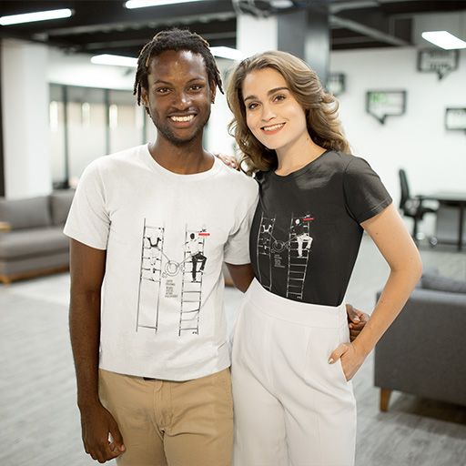 foto_camisa__0005_smiling-interracial-couple-wearing-t-shirts-mockup-at-the-office-a20522