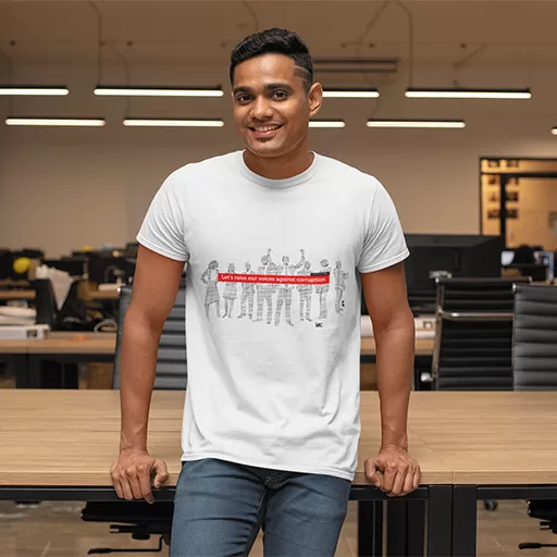 foto_camisa__0002_t-shirt-mockup-featuring-a-smiling-man-leaning-on-a-desk-at-the-office-28959