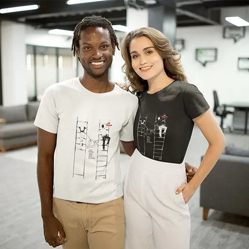 foto_camisa__0005_smiling-interracial-couple-wearing-t-shirts-mockup-at-the-office-a20522